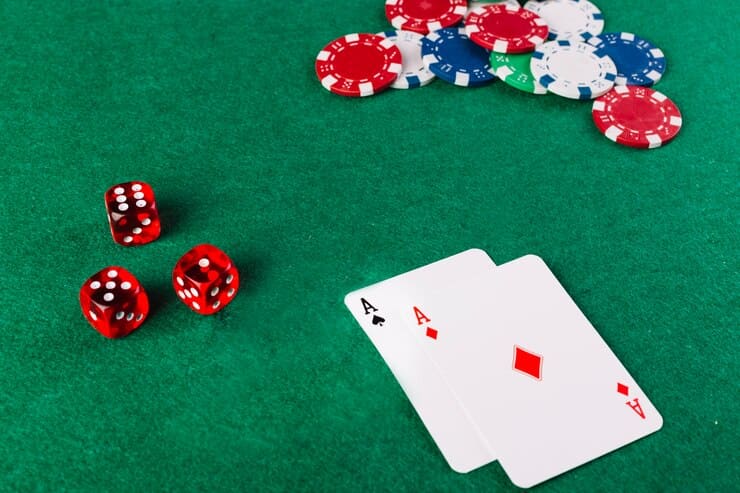 Prémiový pokerový stůl se zlatými detaily v interiéru lounge